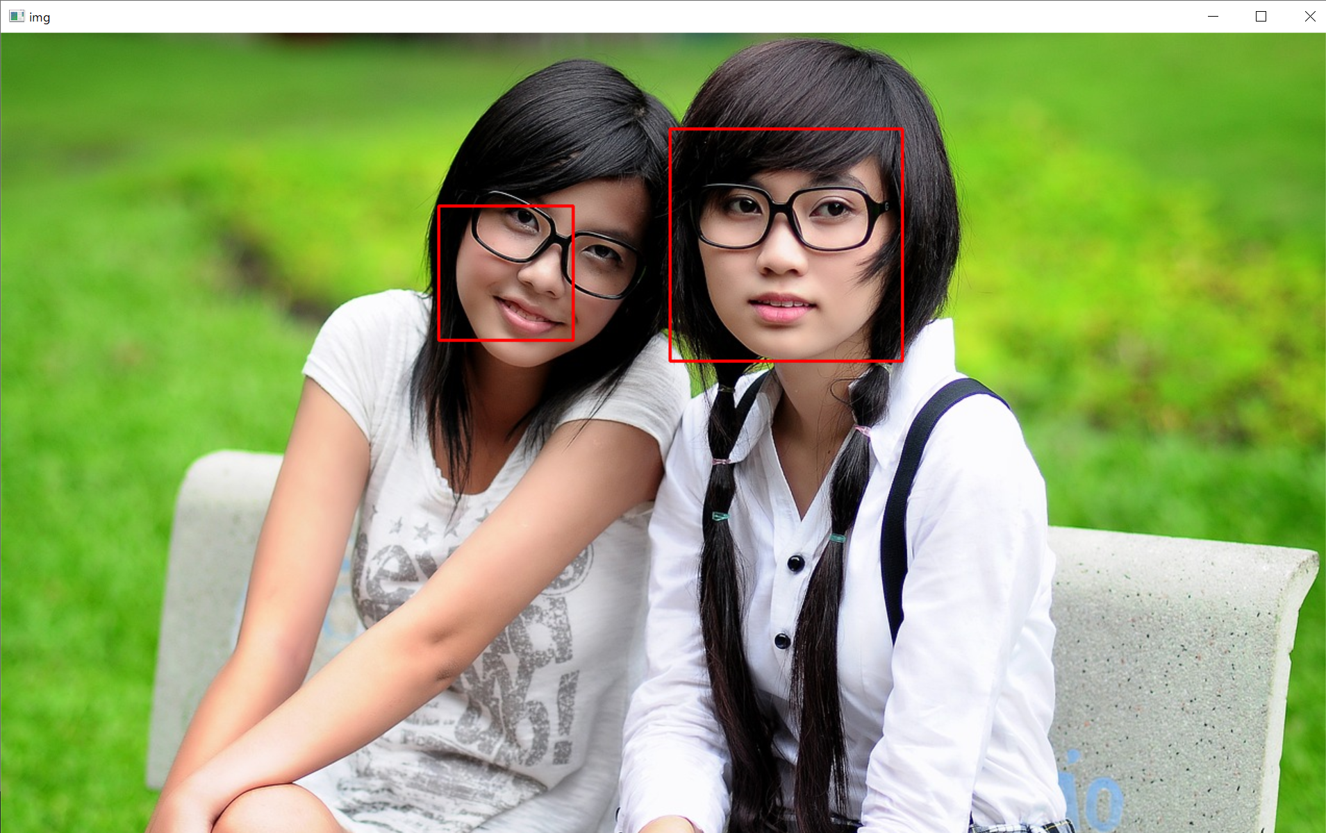 Python OpenCV:画像を顔認証して赤い枠で囲む