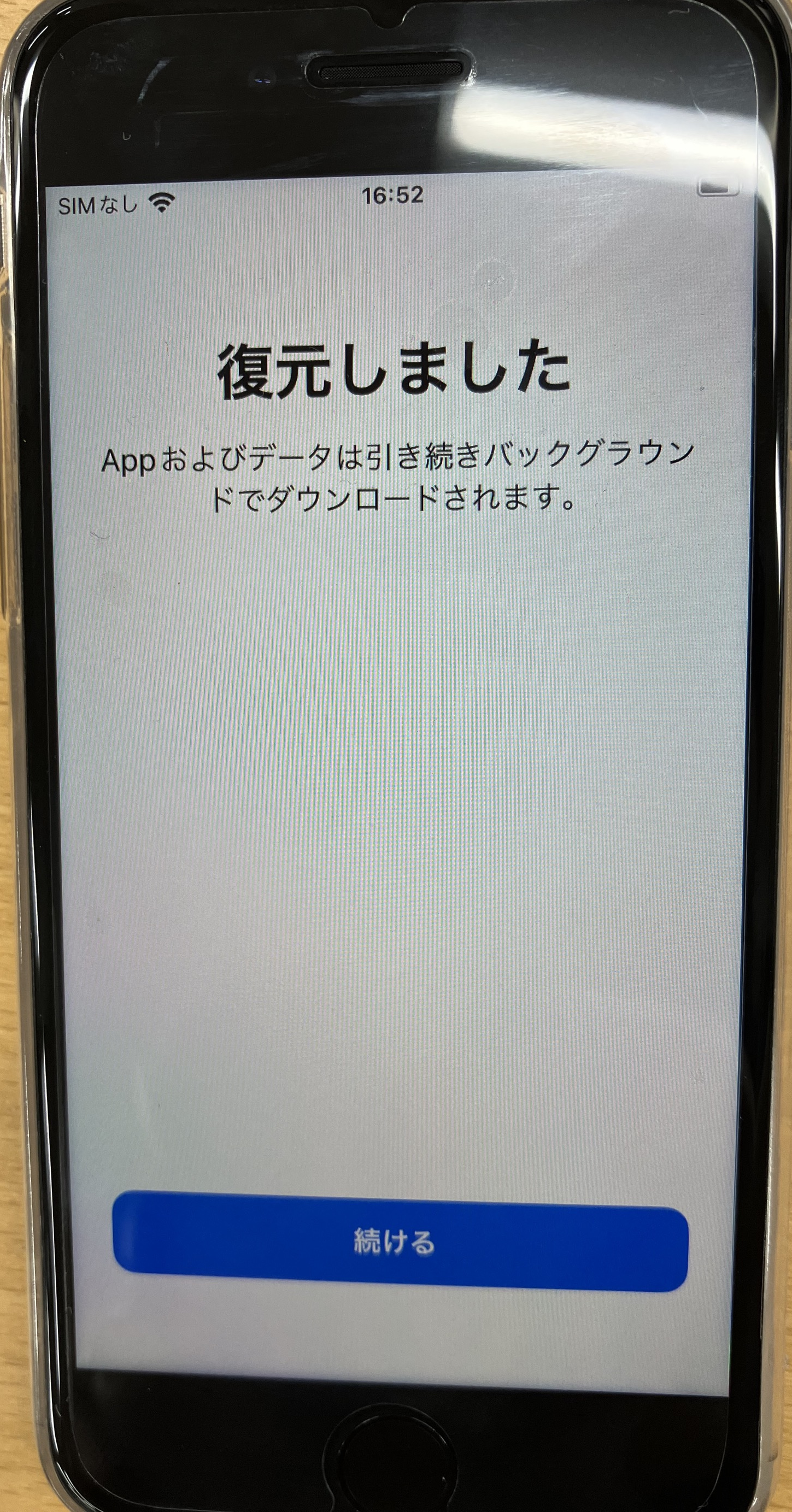 iPhone:新しいiPhoneが起動すると「復元しました」と表示されるので、「続ける」をタップ